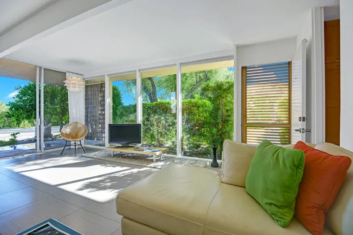 LIVING ROOM SEATING TO WINDOWS.jpg mls
