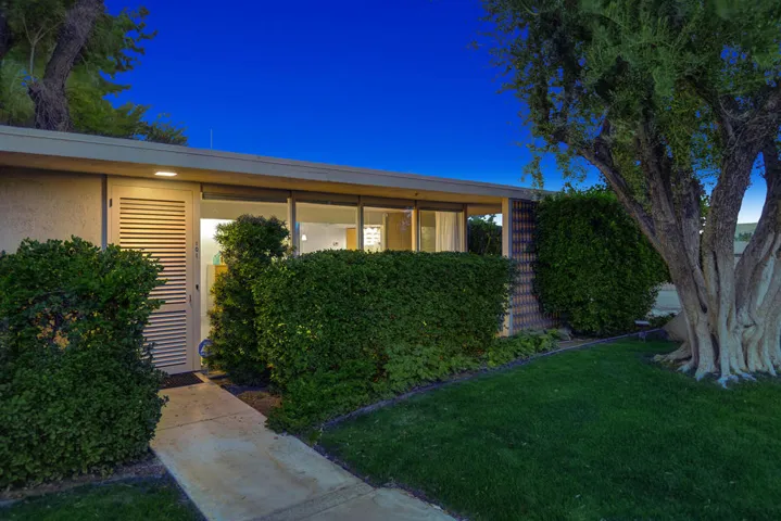 NIGHT FRONT OF HOME.jpg mls