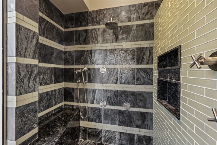 Walk-in Shower with 6 Showerheads