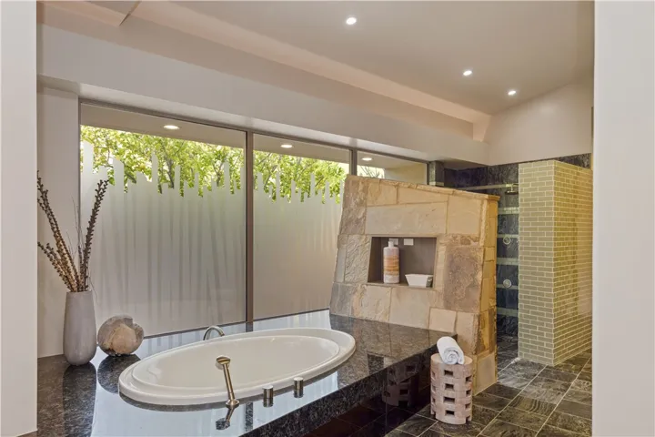 Large soaking Tub
