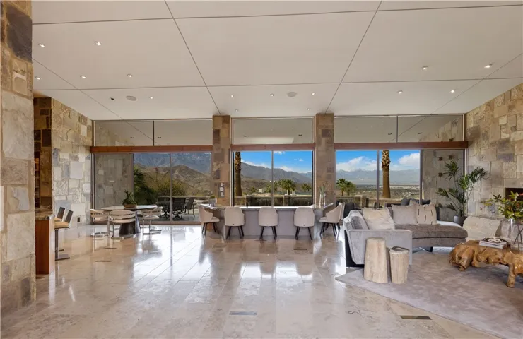 15' Ceilings in Great Room