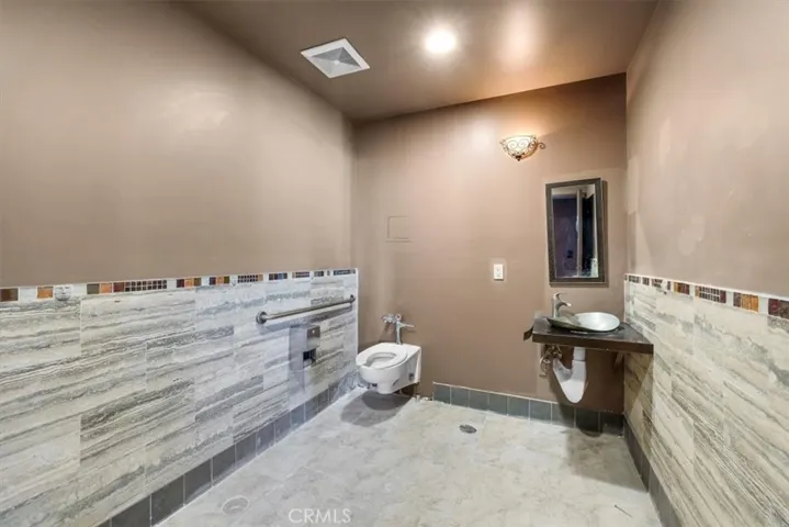 2705 N Sepulveda Boulevard, Manhattan Beach, California 90266