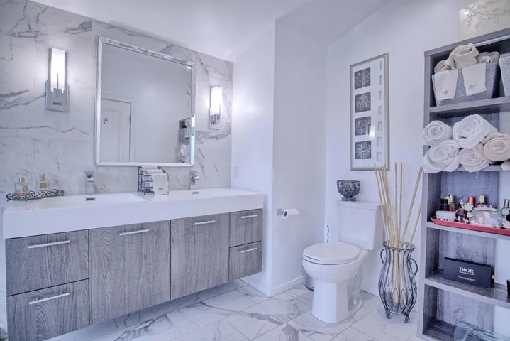 Bedroom suite bath