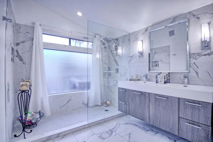 Bedroom suite bath