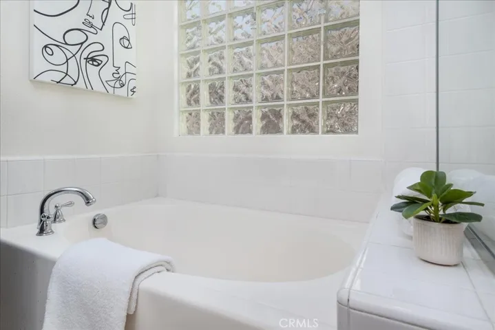Tub for long soaks.