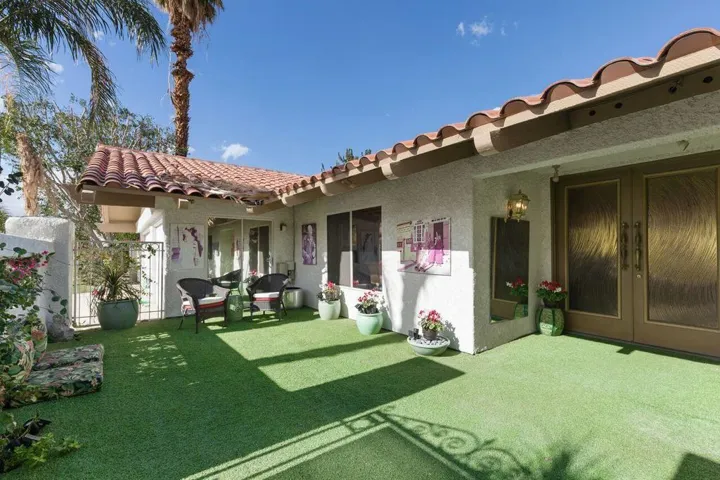 61 Sierra Madre - Front Courtyard