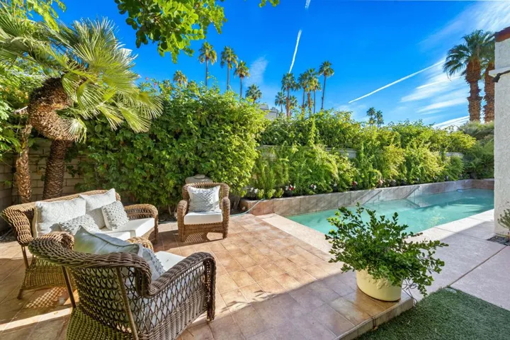61 Sierra Madre - Backyard Poolside