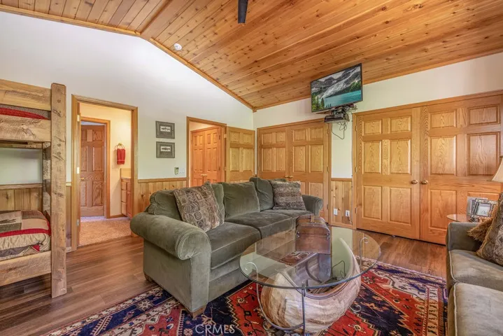 174 Meadow View Drive, Big Bear Lake, California 92315