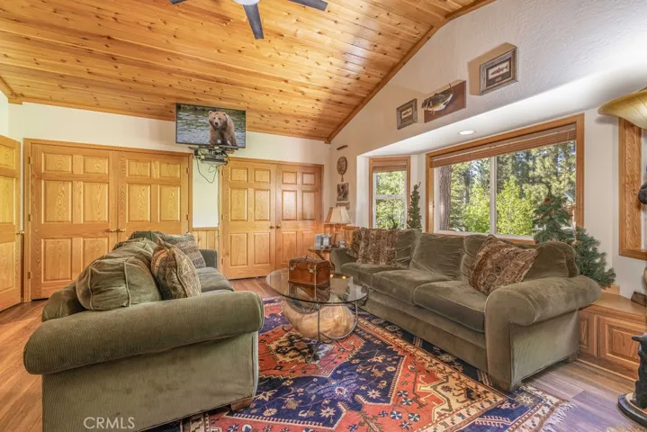174 Meadow View Drive, Big Bear Lake, California 92315