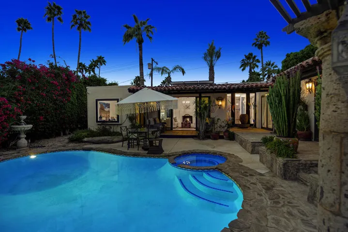 POOL AND SPA TO HOUSE NIGHT MLS
