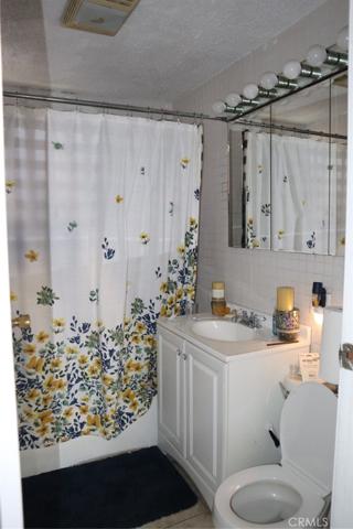 Front house second  bathroom between two rooms