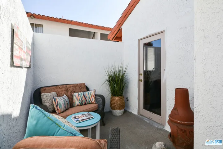 Relax with morning coffee, totally private 2nd Courtyard!