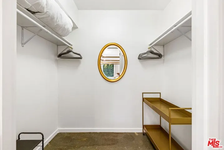 Walk in closet/dressing room