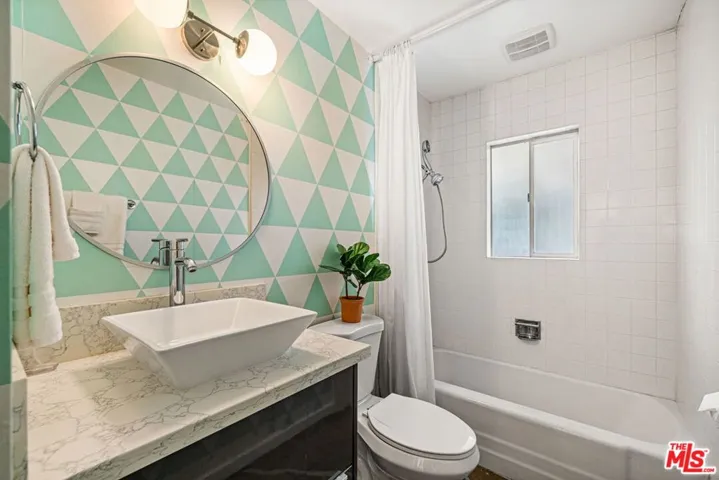 Guest bathroom/ ensuite to guest/service besdrrom 4