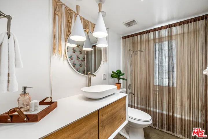 Guest bathroom ensuite to guest bedroom 3