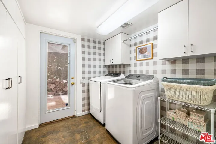 Laundry room, entrance to guest/service bedroom 4 and gorgeous side patio