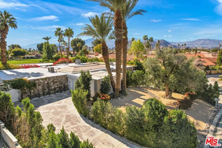 Circular driveway with 2 car garage in the middle, can be completely opened