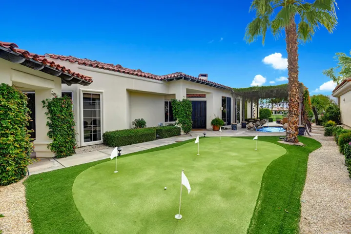 PUTTING GREEN