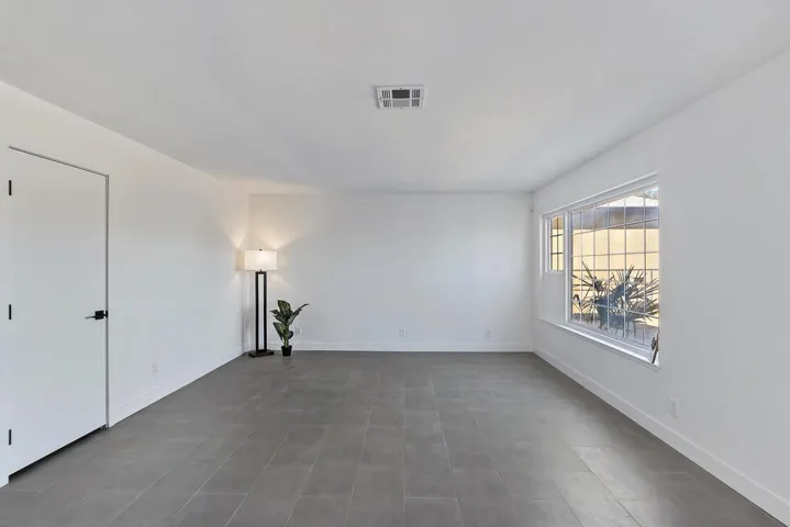 005_Living Room