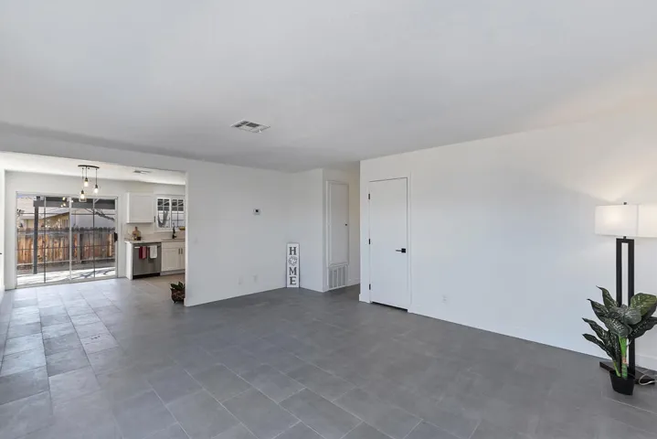 006_Living Room
