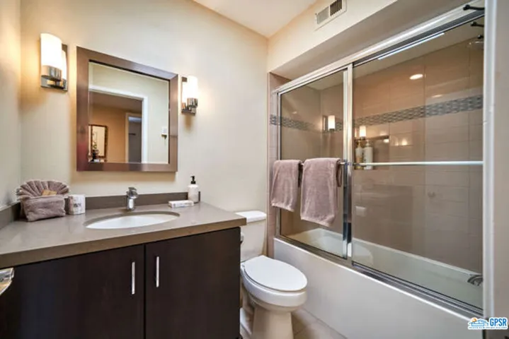 2nd bath/Hallway