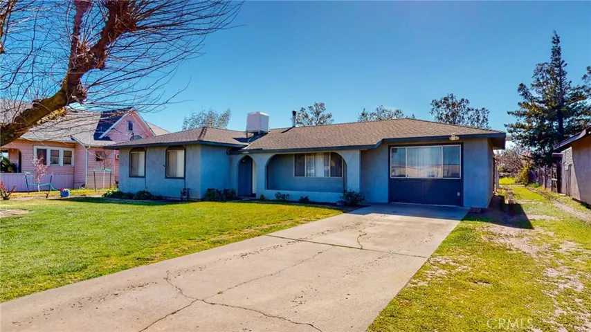Front of property with driveway