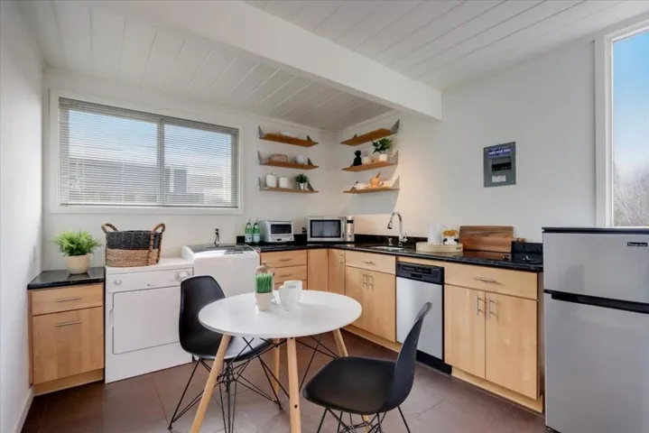 3391 Thomas Drive, Palo Alto, California 94303
