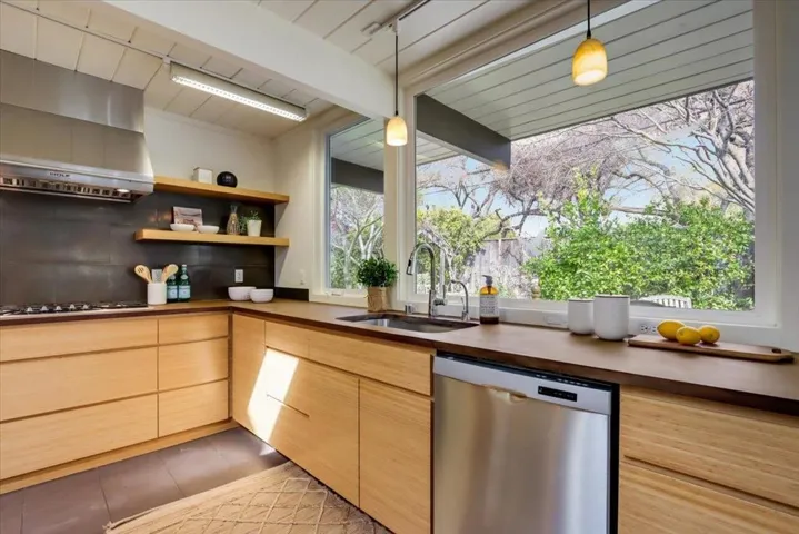 3391 Thomas Drive, Palo Alto, California 94303