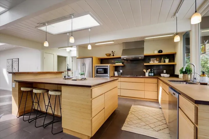 3391 Thomas Drive, Palo Alto, California 94303