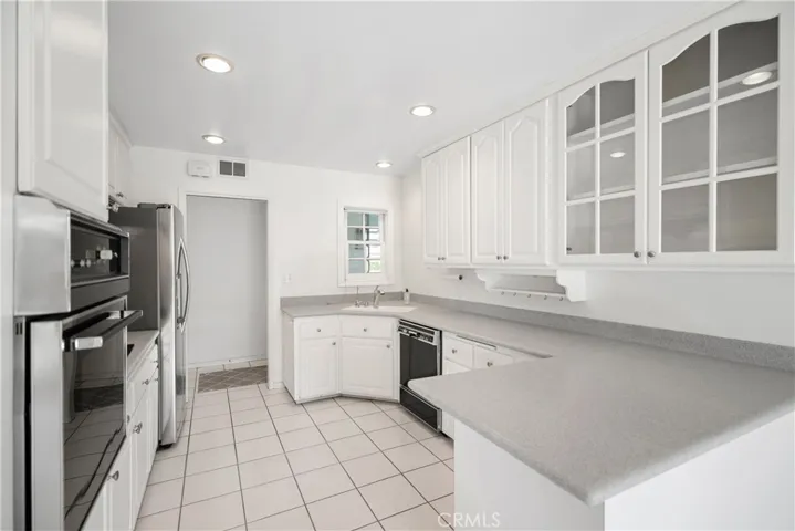 Fabulous kitchen with Built-in appliances & Breakfast Bar