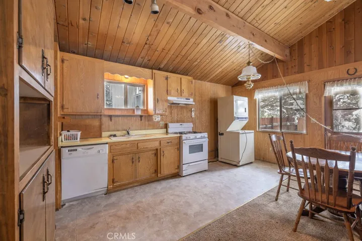 651 Riverside Avenue, Sugarloaf, California 92386