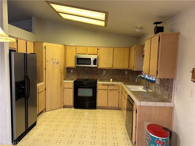 21245 Pine Ridge Avenue, Apple Valley, California 92307