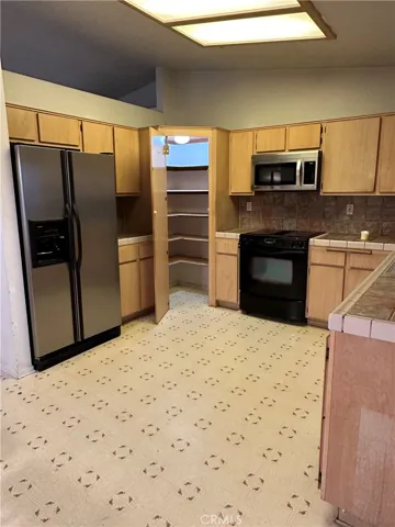 21245 Pine Ridge Avenue, Apple Valley, California 92307