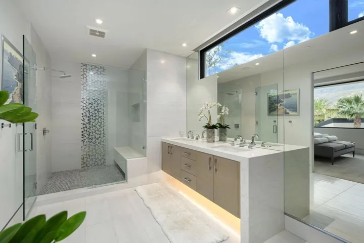 GUEST WING - North Bathroom