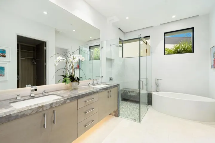 Casita - South Bathroom