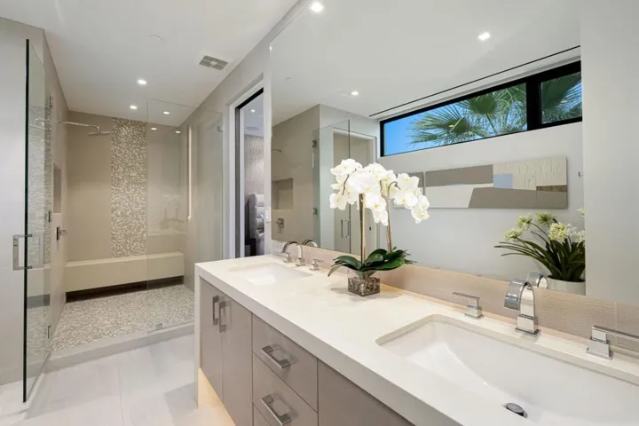GUEST WING - South Bathroom