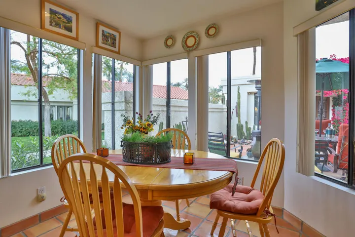 Cozy breakfast nook3_HiRez32_mls