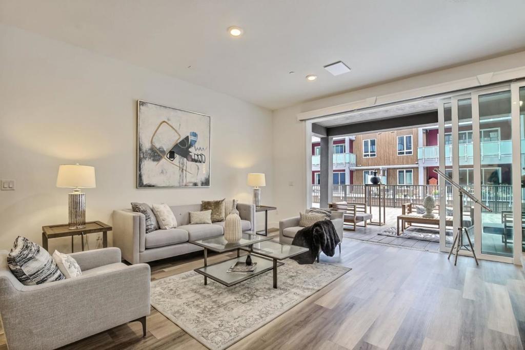 2348 Kinetic Unit 106, California home-pic-2