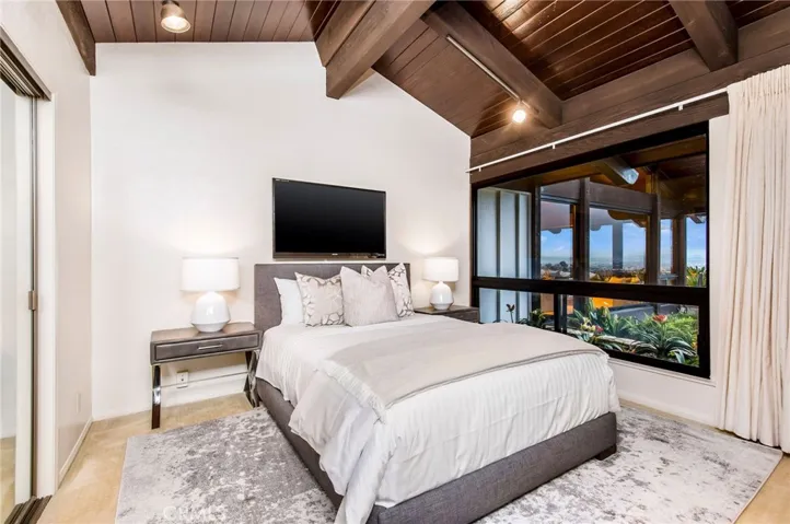 Private Guest bedroom w/bathroom outdoor access only