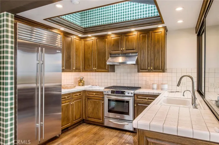 Full kitchen located in the game room