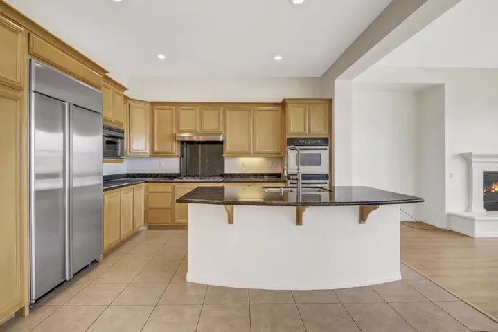 15 KITCHEN MLS (1)