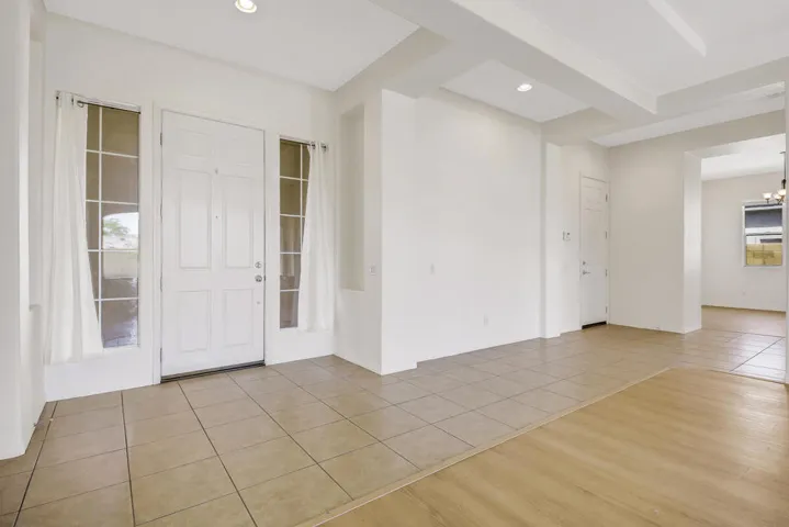 05 FOYER MLS (1)