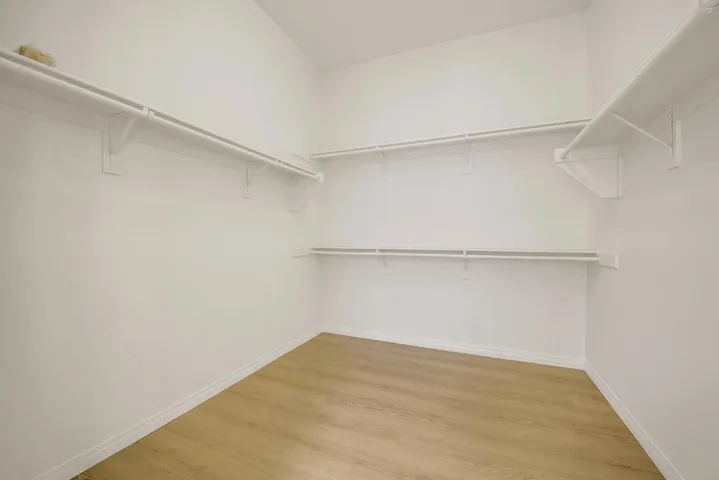 34 MASTER CLOSET MLS