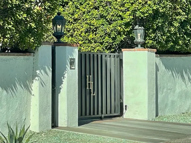 Driveway gate