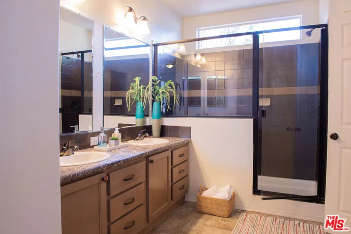 Main bathroom w/separate toilet & walk in closet