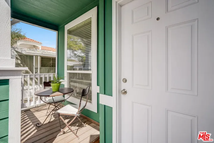 Adorable curb appeal!