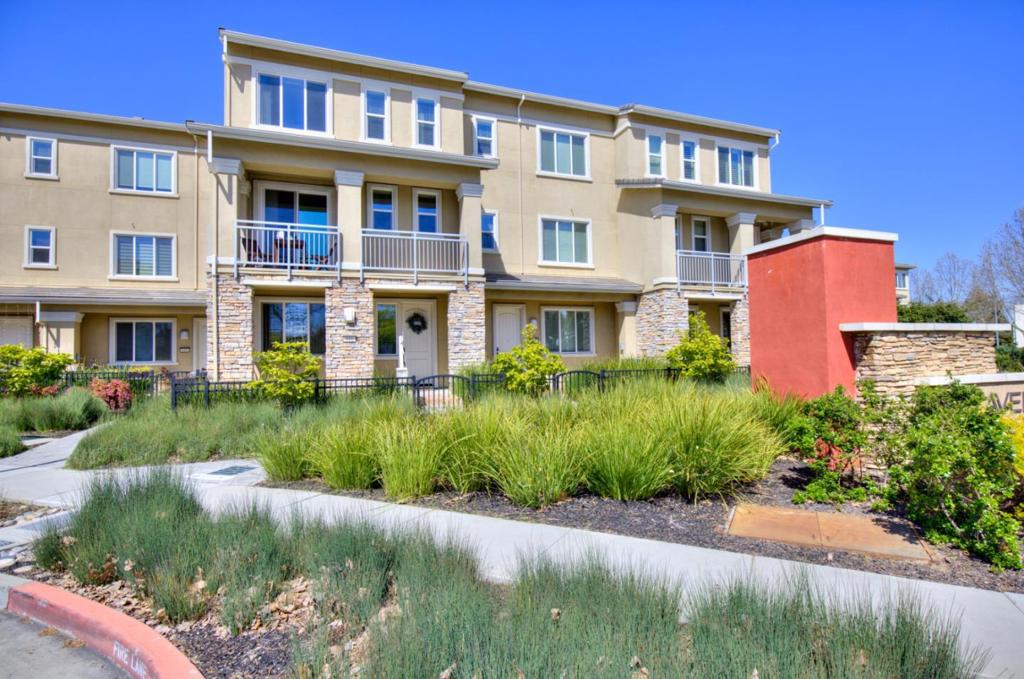611 Avenue One Drive, California home-pic-1
