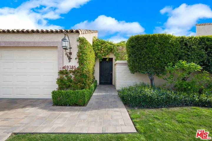 Front Walkway to Courtyard