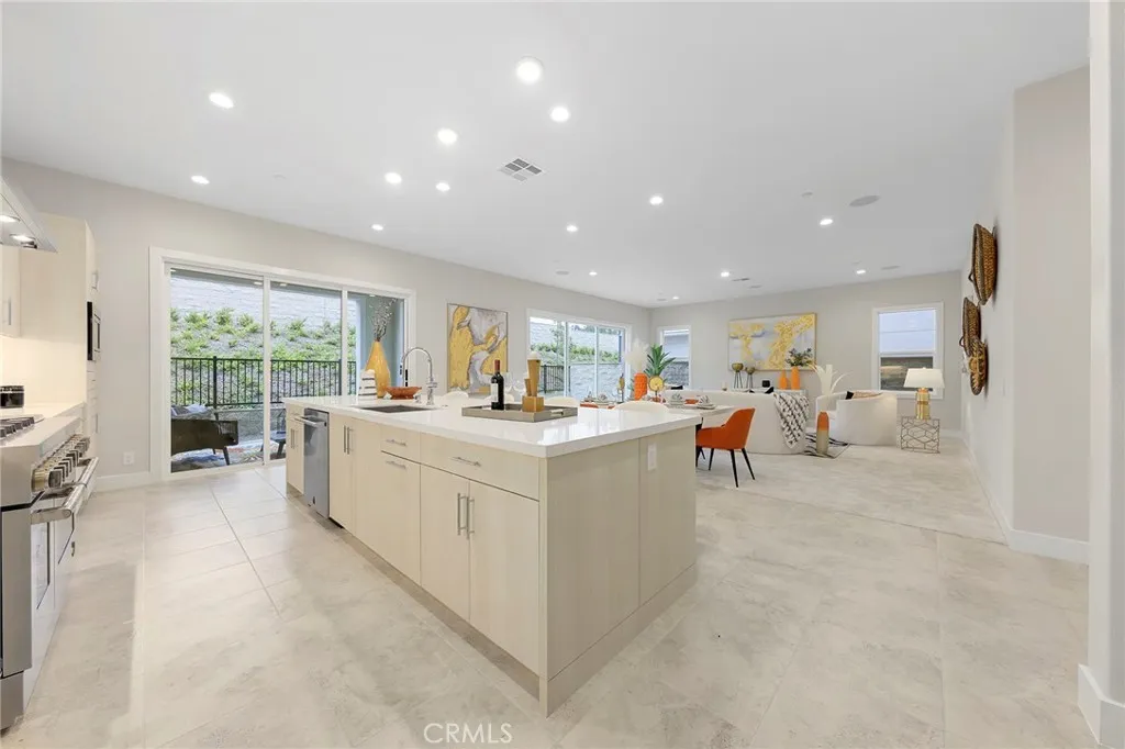 200 Sierra Madre, Lake Forest, California 92630 home-pic-3