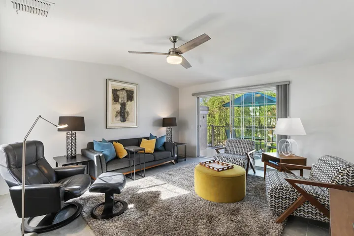 004_Living Room
